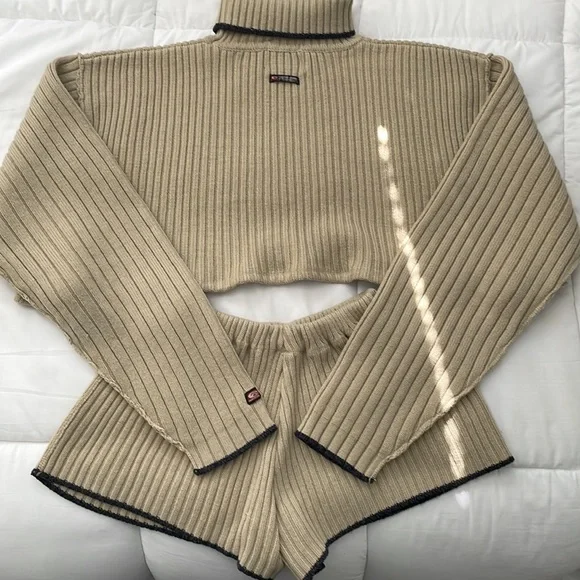 TRADED Firebird Reconstructed Cropped Wool Knit Turtleneck/ Shorts set - Picture 9 of 11